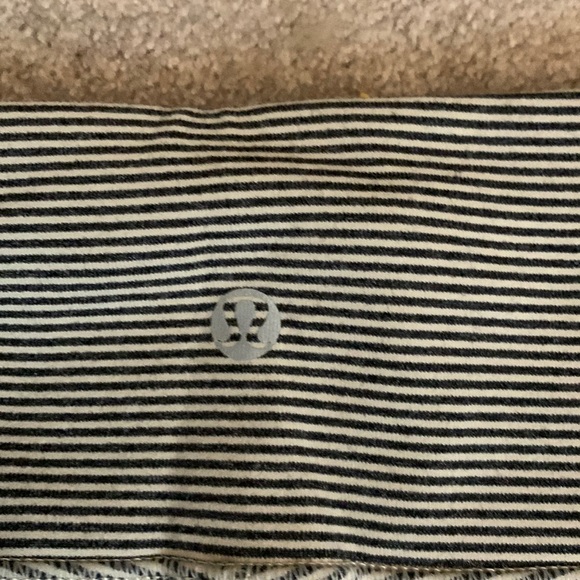 Lululemon Sz 4 Striped Crops - Picture 3 of 4
